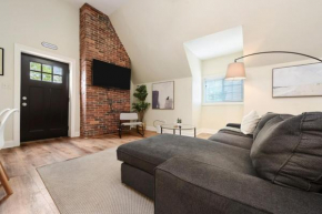 3 Bedroom House with Netflix, FREE Parking, Near Hospitals, Shopping,Food